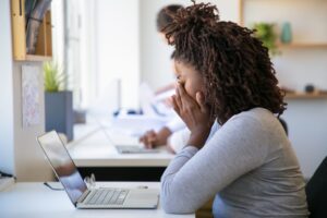 Leia mais sobre o artigo Atualização da NR-1 passa a exigir que empresas e órgãos públicos identifiquem e previnam riscos à saúde mental no trabalho