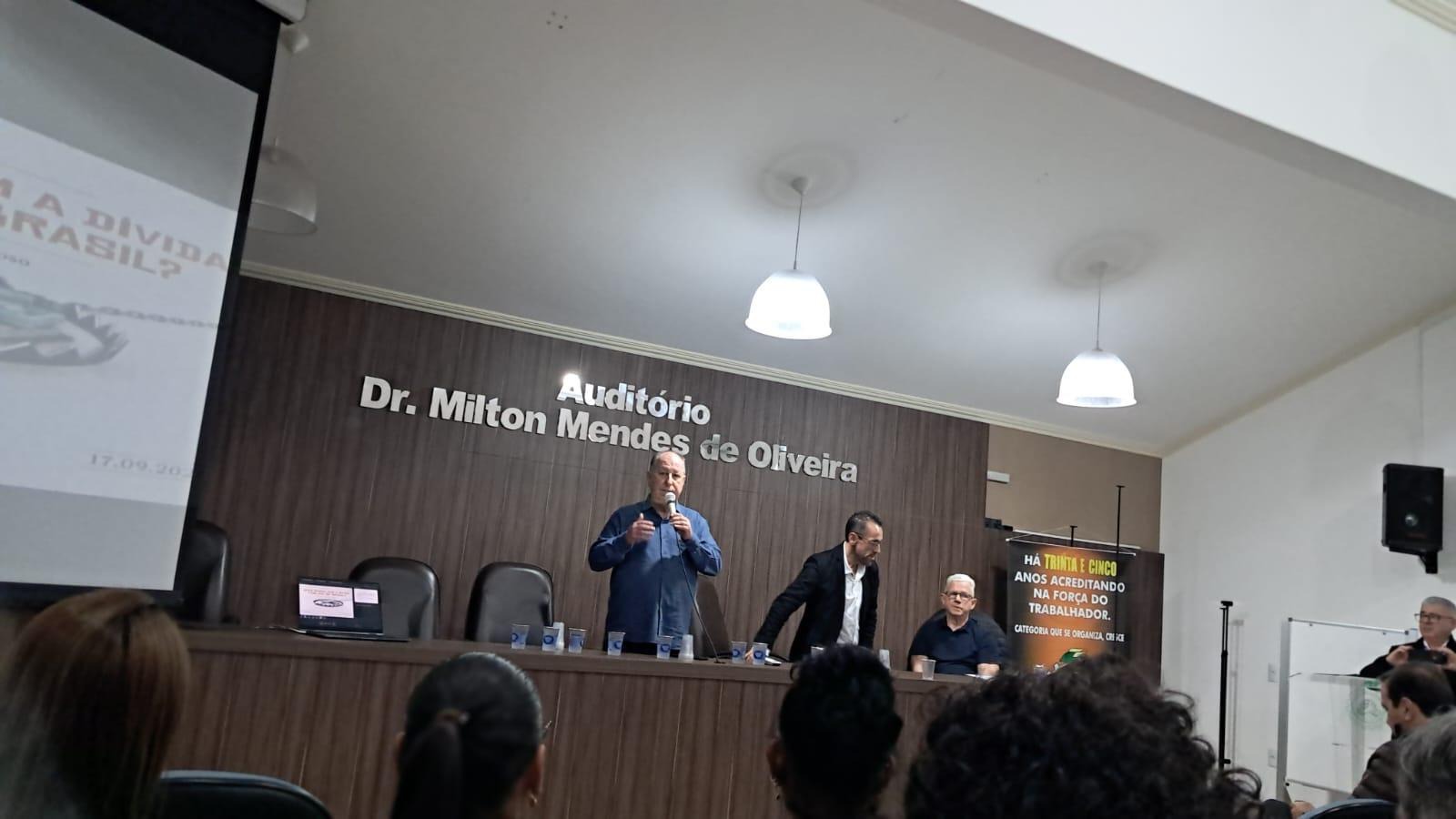 No momento, você está visualizando Lançamento do livro “Quem Ganha com a Dívida Pública no Brasil?” reúne trabalhadores e entidades em Criciúma